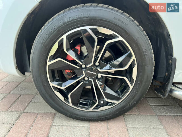 Белый ВАЗ XRay, объемом двигателя 1.8 л и пробегом 53 тыс. км за 7900 $, фото 6 на Automoto.ua