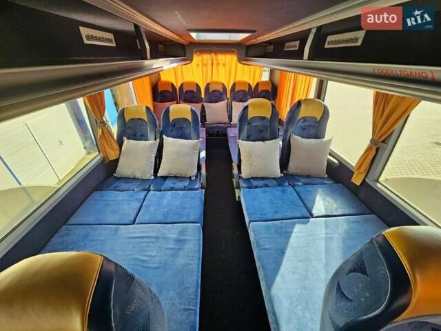 Красный Van Hool Астромега, объемом двигателя 12 л и пробегом 140 тыс. км за 284903 $, фото 11 на Automoto.ua