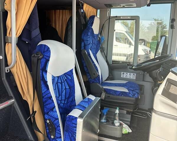 Красный Van Hool Астромега, объемом двигателя 12 л и пробегом 140 тыс. км за 284903 $, фото 18 на Automoto.ua
