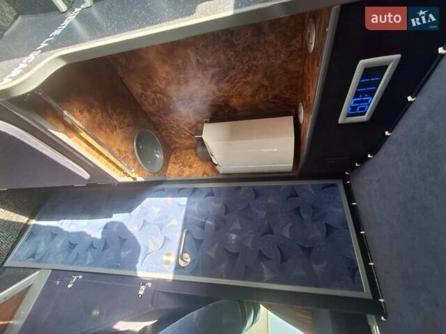 Красный Van Hool Астромега, объемом двигателя 12 л и пробегом 140 тыс. км за 284903 $, фото 6 на Automoto.ua