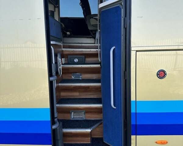 Желтый Van Hool Астрон, объемом двигателя 12.42 л и пробегом 930 тыс. км за 200000 $, фото 4 на Automoto.ua