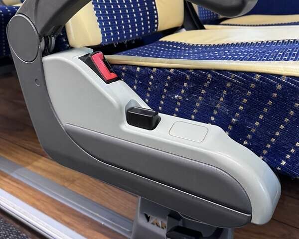 Желтый Van Hool Астрон, объемом двигателя 12.42 л и пробегом 930 тыс. км за 200000 $, фото 6 на Automoto.ua