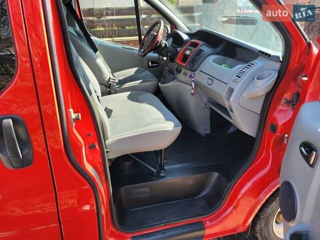 Красный Воксхолл Vivaro, объемом двигателя 2 л и пробегом 230 тыс. км за 12200 $, фото 2 на Automoto.ua