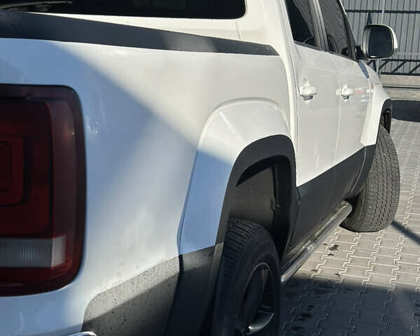 Белый Фольксваген Амарок, объемом двигателя 1.97 л и пробегом 255 тыс. км за 19000 $, фото 2 на Automoto.ua