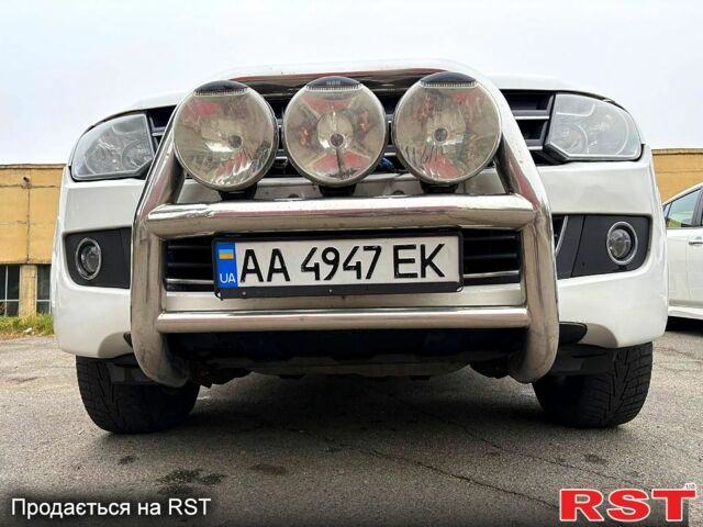 Білий Фольксваген Амарок, об'ємом двигуна 2 л та пробігом 415 тис. км за 14500 $, фото 5 на Automoto.ua