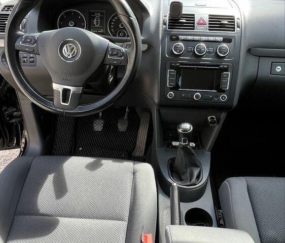 Черный Фольксваген Амарок, объемом двигателя 1.6 л и пробегом 220 тыс. км за 12000 $, фото 5 на Automoto.ua