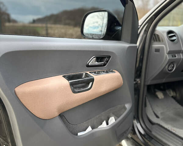 Черный Фольксваген Амарок, объемом двигателя 1.97 л и пробегом 241 тыс. км за 14000 $, фото 13 на Automoto.ua