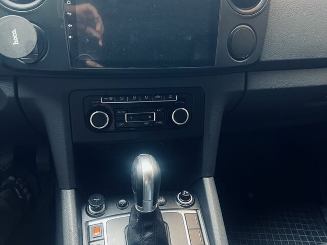 Чорний Фольксваген Амарок, об'ємом двигуна 2 л та пробігом 299 тис. км за 19300 $, фото 6 на Automoto.ua