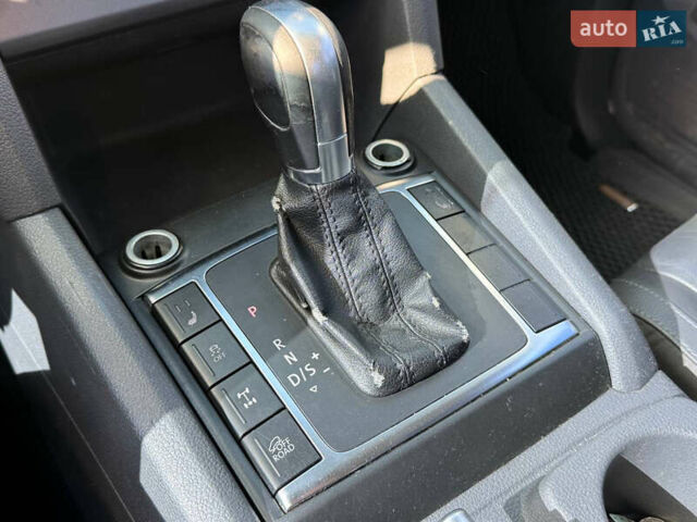 Серый Фольксваген Амарок, объемом двигателя 2 л и пробегом 265 тыс. км за 15999 $, фото 43 на Automoto.ua