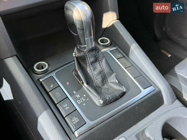 Серый Фольксваген Амарок, объемом двигателя 2 л и пробегом 265 тыс. км за 16700 $, фото 43 на Automoto.ua