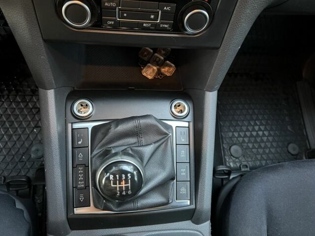 Серый Фольксваген Амарок, объемом двигателя 2 л и пробегом 335 тыс. км за 20000 $, фото 5 на Automoto.ua