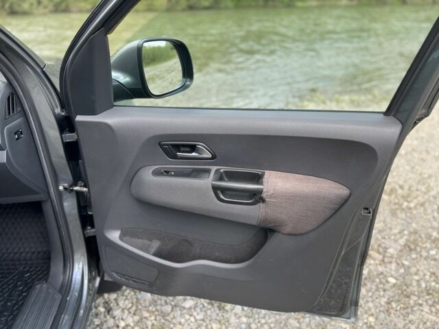 Серый Фольксваген Амарок, объемом двигателя 2 л и пробегом 335 тыс. км за 20000 $, фото 6 на Automoto.ua