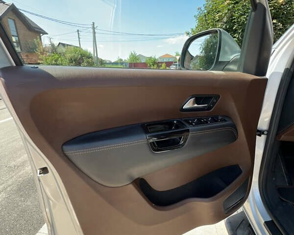 Серый Фольксваген Амарок, объемом двигателя 1.97 л и пробегом 300 тыс. км за 25000 $, фото 9 на Automoto.ua