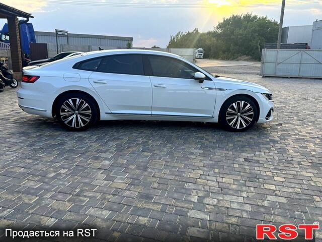 Белый Фольксваген Arteon, объемом двигателя 2 л и пробегом 125 тыс. км за 23999 $, фото 3 на Automoto.ua