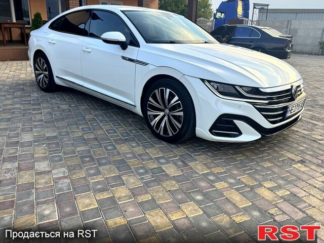 Белый Фольксваген Arteon, объемом двигателя 2 л и пробегом 125 тыс. км за 23999 $, фото 2 на Automoto.ua