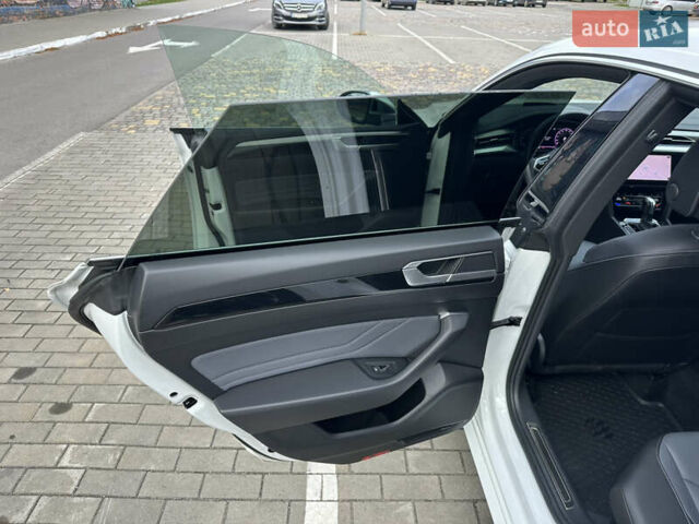 Белый Фольксваген Arteon, объемом двигателя 2 л и пробегом 163 тыс. км за 35700 $, фото 20 на Automoto.ua