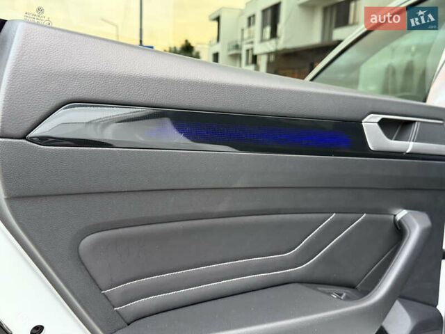 Белый Фольксваген Arteon, объемом двигателя 2 л и пробегом 93 тыс. км за 41500 $, фото 72 на Automoto.ua