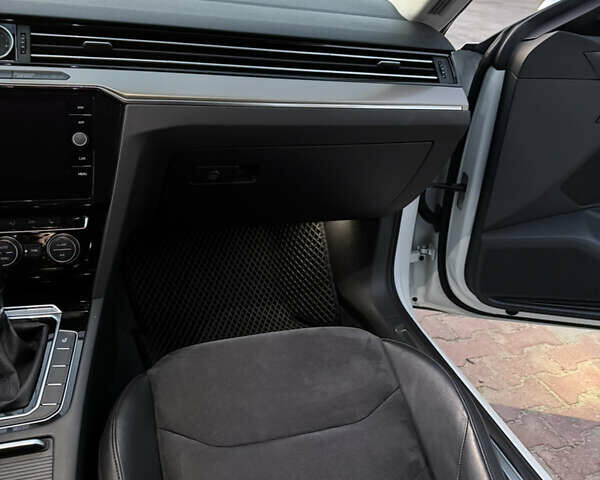Белый Фольксваген Arteon, объемом двигателя 1.97 л и пробегом 160 тыс. км за 27000 $, фото 35 на Automoto.ua