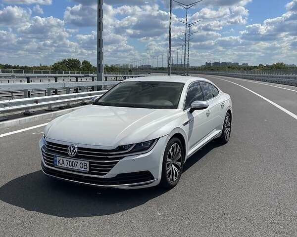 Белый Фольксваген Arteon, объемом двигателя 2 л и пробегом 155 тыс. км за 30555 $, фото 3 на Automoto.ua