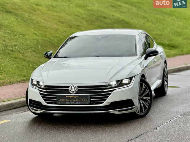 Белый Фольксваген Arteon, объемом двигателя 2 л и пробегом 206 тыс. км за 24500 $, фото 1 на Automoto.ua