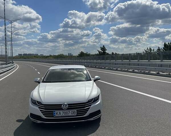 Белый Фольксваген Arteon, объемом двигателя 2 л и пробегом 155 тыс. км за 29700 $, фото 2 на Automoto.ua