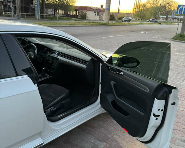 Белый Фольксваген Arteon, объемом двигателя 1.97 л и пробегом 160 тыс. км за 27000 $, фото 48 на Automoto.ua