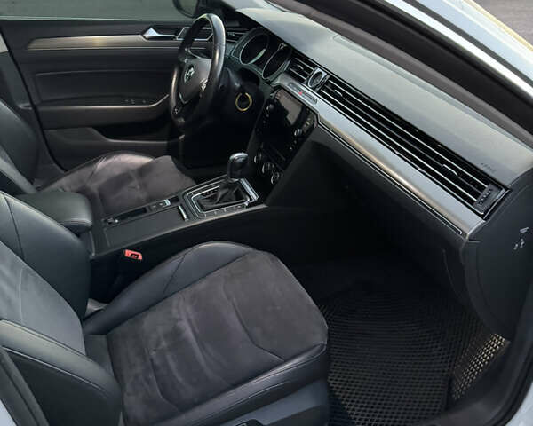 Белый Фольксваген Arteon, объемом двигателя 1.97 л и пробегом 160 тыс. км за 27000 $, фото 47 на Automoto.ua