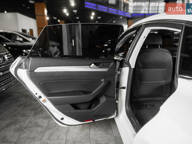Белый Фольксваген Arteon, объемом двигателя 2 л и пробегом 63 тыс. км за 27900 $, фото 55 на Automoto.ua