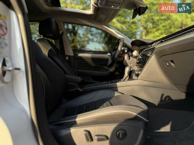 Белый Фольксваген Arteon, объемом двигателя 2 л и пробегом 90 тыс. км за 26499 $, фото 32 на Automoto.ua