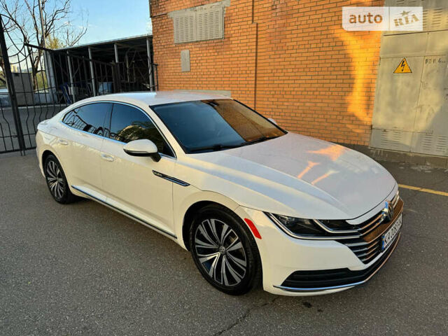 Белый Фольксваген Arteon, объемом двигателя 1.98 л и пробегом 96 тыс. км за 27600 $, фото 1 на Automoto.ua