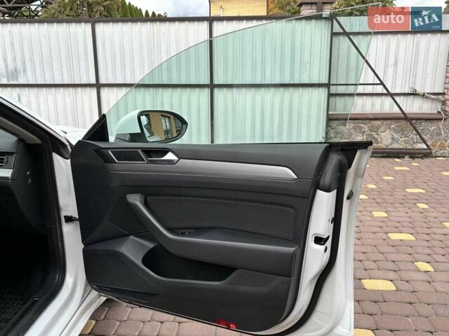 Белый Фольксваген Arteon, объемом двигателя 1.5 л и пробегом 66 тыс. км за 23499 $, фото 25 на Automoto.ua