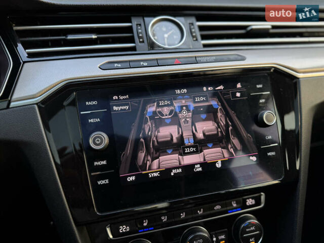 Белый Фольксваген Arteon, объемом двигателя 2 л и пробегом 90 тыс. км за 26499 $, фото 47 на Automoto.ua