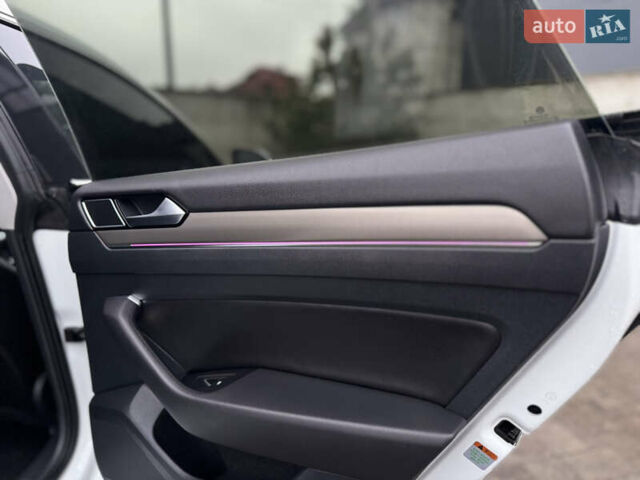 Белый Фольксваген Arteon, объемом двигателя 2 л и пробегом 93 тыс. км за 25200 $, фото 33 на Automoto.ua