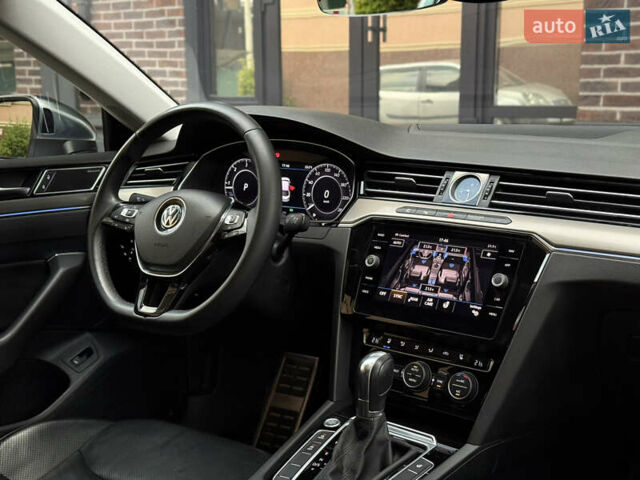 Белый Фольксваген Arteon, объемом двигателя 2 л и пробегом 154 тыс. км за 27600 $, фото 2 на Automoto.ua