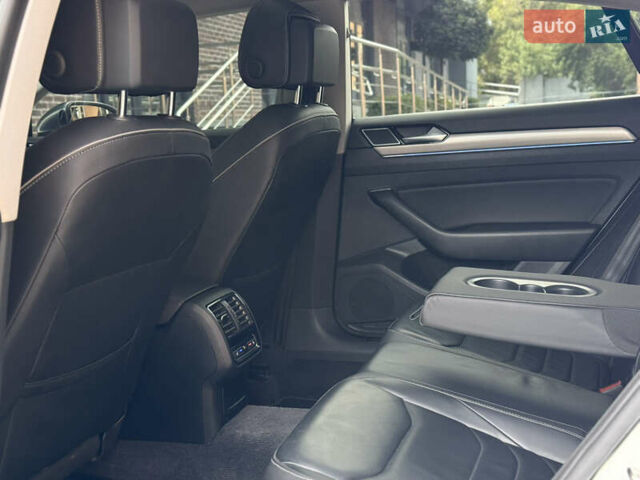 Белый Фольксваген Arteon, объемом двигателя 2 л и пробегом 154 тыс. км за 27600 $, фото 50 на Automoto.ua