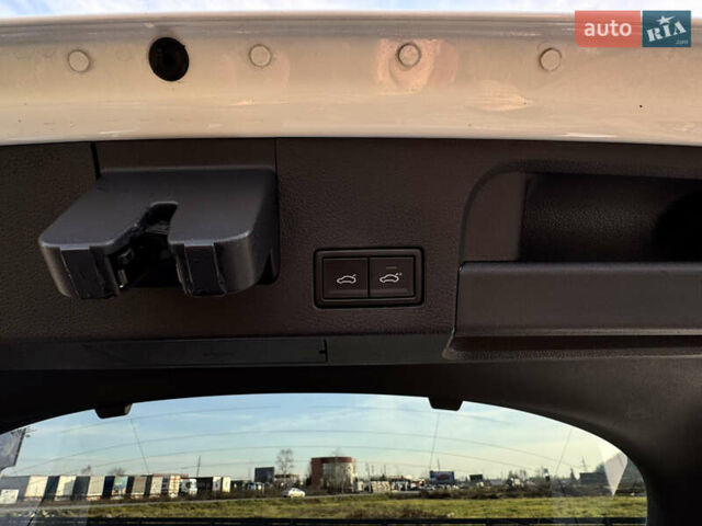 Белый Фольксваген Arteon, объемом двигателя 2 л и пробегом 215 тыс. км за 25999 $, фото 44 на Automoto.ua