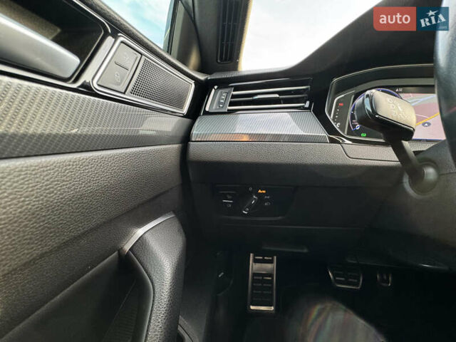 Белый Фольксваген Arteon, объемом двигателя 2 л и пробегом 215 тыс. км за 25999 $, фото 63 на Automoto.ua