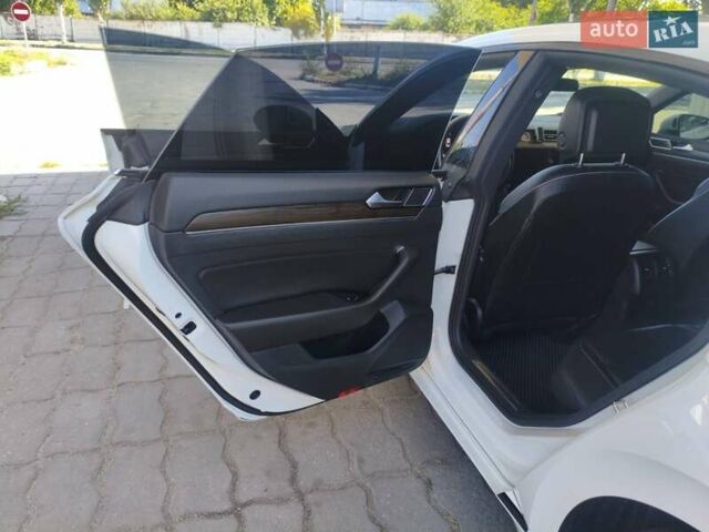 Белый Фольксваген Arteon, объемом двигателя 2 л и пробегом 98 тыс. км за 21000 $, фото 23 на Automoto.ua