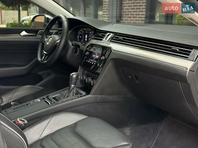 Белый Фольксваген Arteon, объемом двигателя 2 л и пробегом 154 тыс. км за 27600 $, фото 30 на Automoto.ua