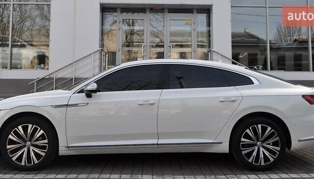 Белый Фольксваген Arteon, объемом двигателя 2 л и пробегом 80 тыс. км за 28900 $, фото 2 на Automoto.ua