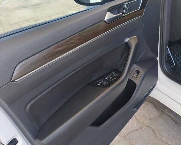 Белый Фольксваген Arteon, объемом двигателя 2 л и пробегом 98 тыс. км за 21000 $, фото 19 на Automoto.ua