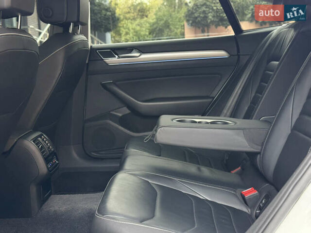 Белый Фольксваген Arteon, объемом двигателя 2 л и пробегом 154 тыс. км за 27600 $, фото 51 на Automoto.ua