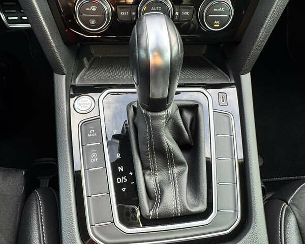 Белый Фольксваген Arteon, объемом двигателя 2 л и пробегом 215 тыс. км за 25999 $, фото 61 на Automoto.ua