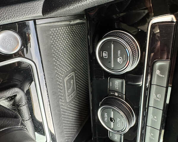 Белый Фольксваген Arteon, объемом двигателя 2 л и пробегом 215 тыс. км за 25999 $, фото 62 на Automoto.ua