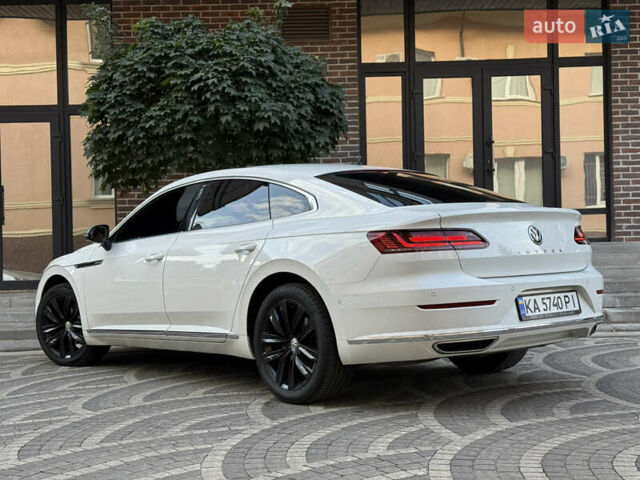 Белый Фольксваген Arteon, объемом двигателя 2 л и пробегом 154 тыс. км за 27600 $, фото 1 на Automoto.ua