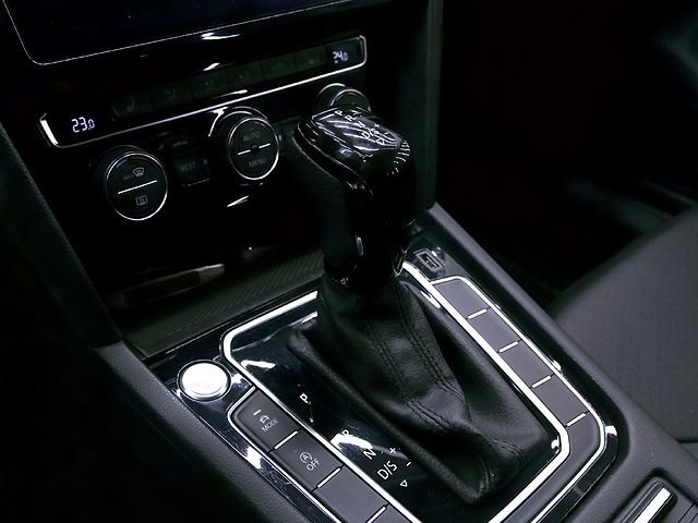 Белый Фольксваген Arteon, объемом двигателя 2 л и пробегом 126 тыс. км за 23500 $, фото 6 на Automoto.ua