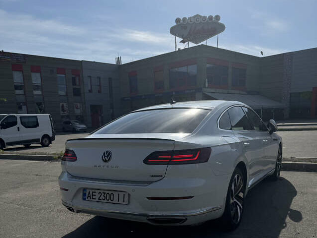 Белый Фольксваген Arteon, объемом двигателя 1.98 л и пробегом 43 тыс. км за 31000 $, фото 2 на Automoto.ua