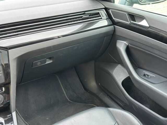 Черный Фольксваген Arteon, объемом двигателя 2 л и пробегом 226 тыс. км за 25990 $, фото 26 на Automoto.ua