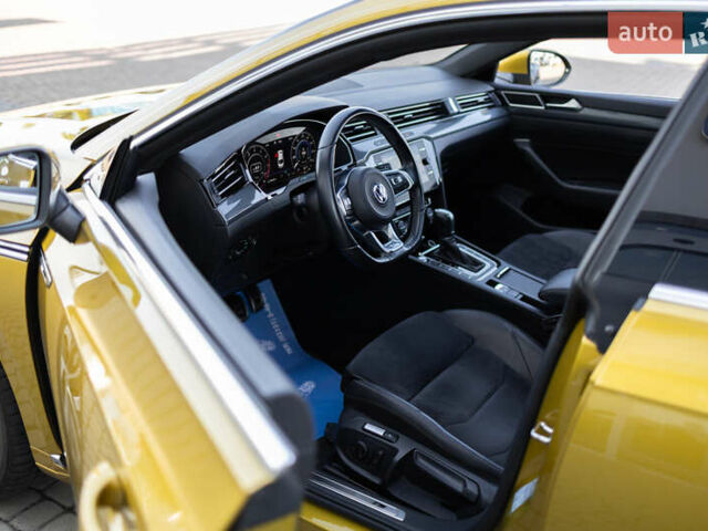Желтый Фольксваген Arteon, объемом двигателя 1.98 л и пробегом 120 тыс. км за 33800 $, фото 55 на Automoto.ua
