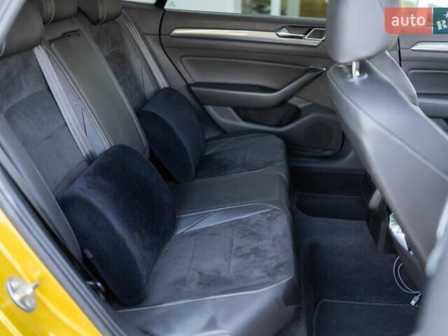 Желтый Фольксваген Arteon, объемом двигателя 1.98 л и пробегом 120 тыс. км за 33800 $, фото 40 на Automoto.ua